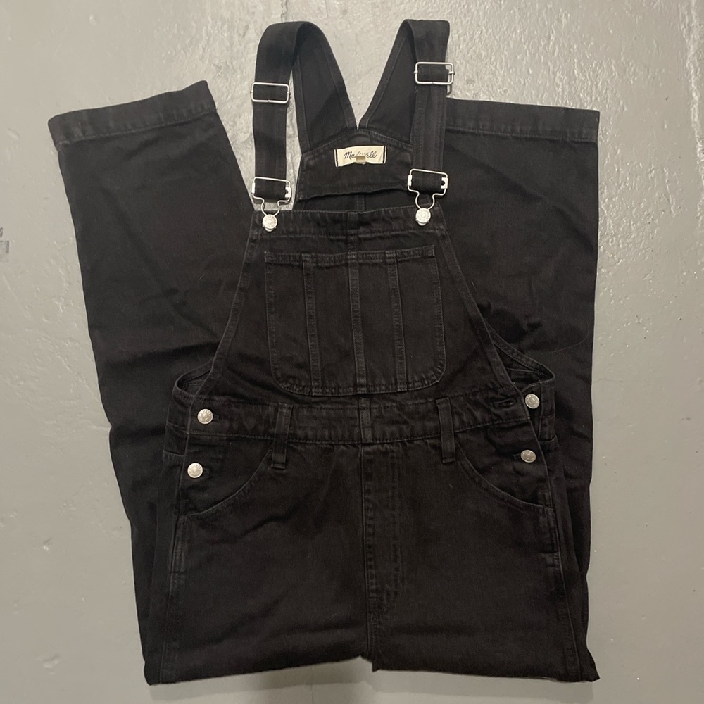 Womens Black MadeWell Overalls Pant fit is close to a
straight leg.